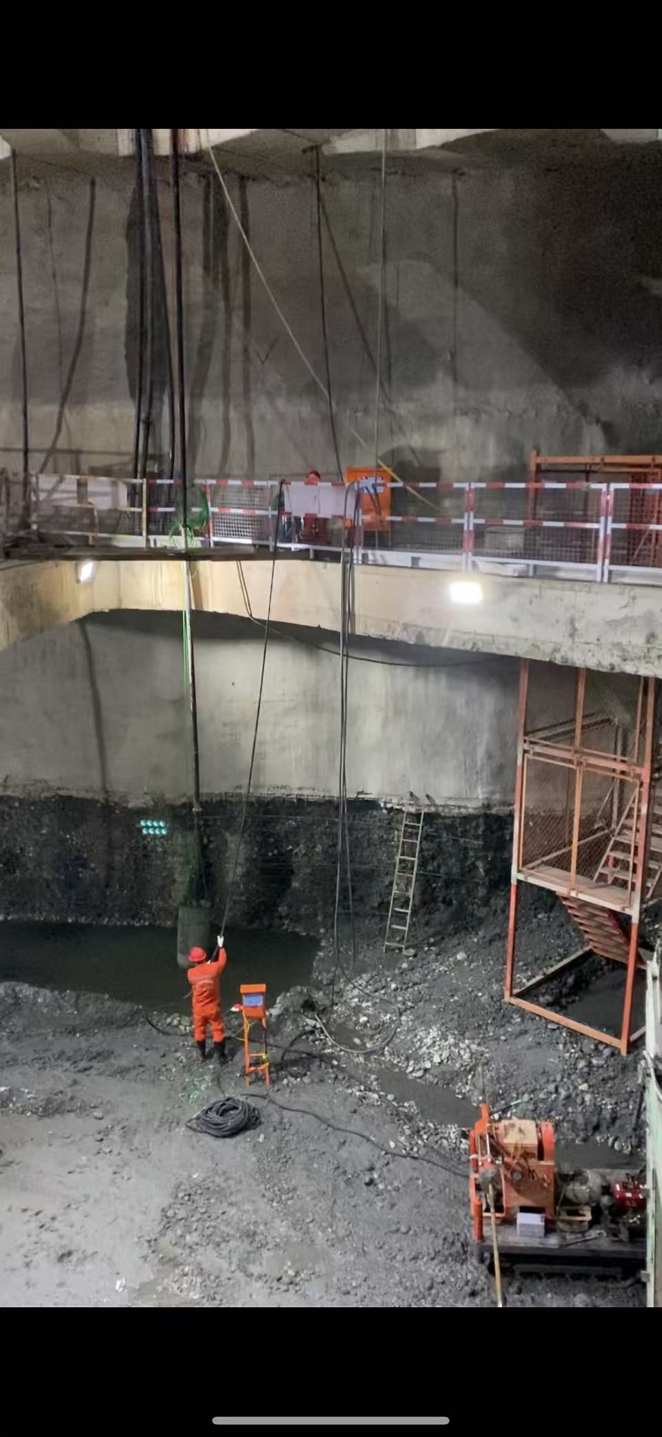 成都地铁17号线西城区间风井(砂卵土)桩间突涌水治理